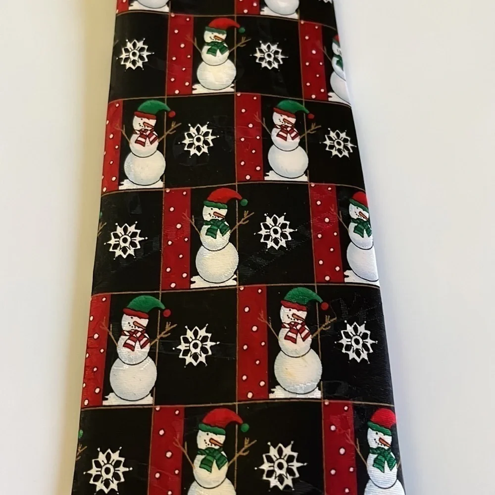 Hallmark Novelties men’s Christmas tie. Decorated with snowmen and Snowflakes.